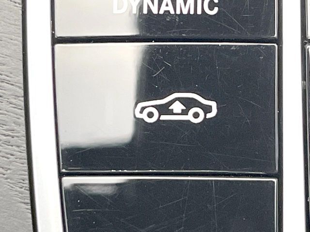 ●AIR　MATICサスペンション：通常走行では上質でしなやかな乗り心地を、コーナリングやブレーキング時にはバネレートを固くする事でロールやピッチングを抑制しタイトな走りを体感できます♪