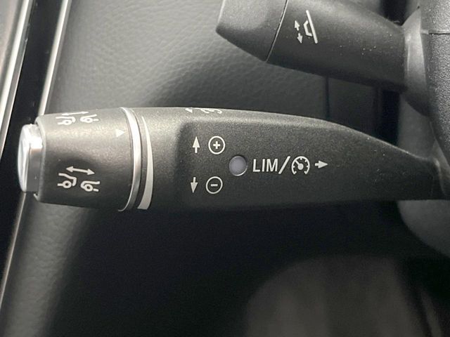 ●ディストロニックプラス：都市、郊外、高速道路などの走行時に、ステレオマルチパーパスカメラとレーダーセンサーにより、前走車を認識して速度に応じた車間距離を維持する次世代のクルコン！