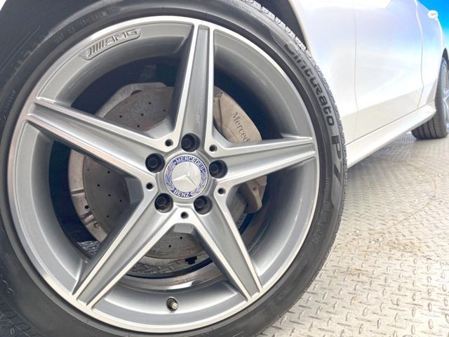 ●純正18インチアルミホイール：輸入車ならではの卓越した走りを支えるホイールと足回りです！日本車の走りに慣れている方にもぜひ体感して頂きたいほど、高いレベルでまとまっています！