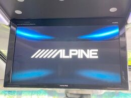 【12.8型フリップダウン】大画面モニターで後席でもエンタメをお楽しみいただけます。家族や友人とお出かけする機会が多い方に大人気です♪
