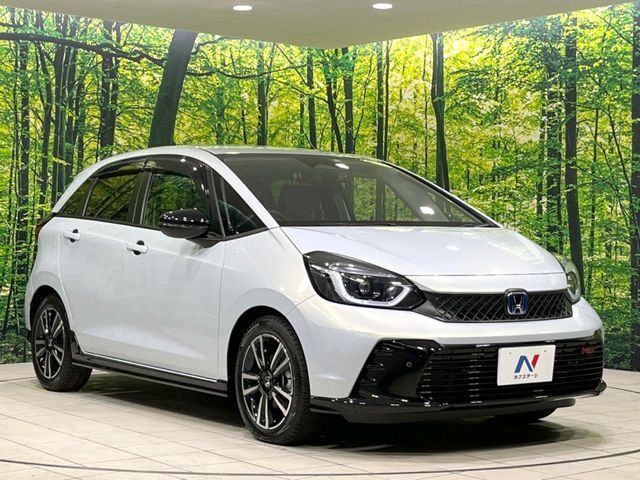 高透明度のガラス皮膜で撥水はもちろん、上質なツヤ・光沢を実現。紫外線や酸性雨から大切な愛車を保護し、色あせ・劣化を防止。「弾スプラッシュコート」、「弾プリミッサコート」からお選びいただけます。