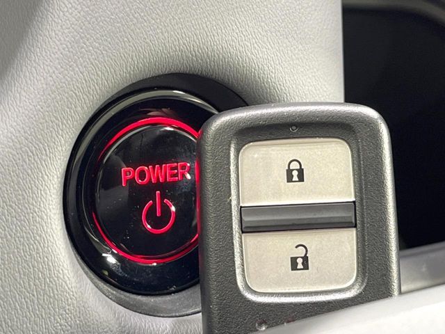 【Hondaスマートキー】カバンやポケットに入れたままでもドアの施錠・解錠が可能なスマートキーを装備。エンジンのオン・オフ時もカギを取り出す必要が無いからとっても便利です♪