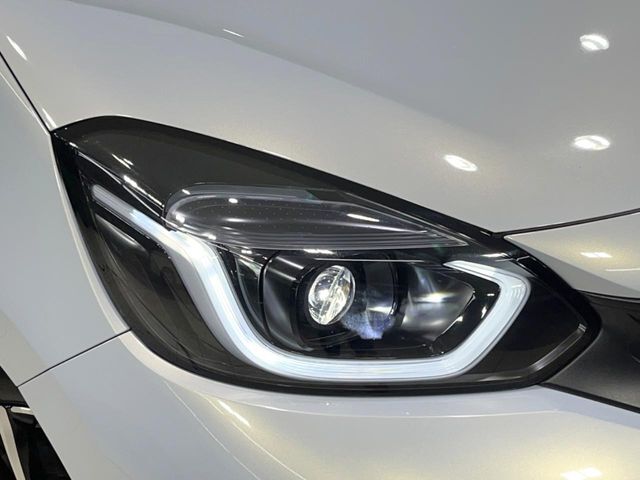 【LEDヘッドライト】悪天候や夜間走行時も良好な視界を確保し安心して運転できる高輝度LEDヘッドライトを装備！点灯速度が早く、消費電力も抑えられています。