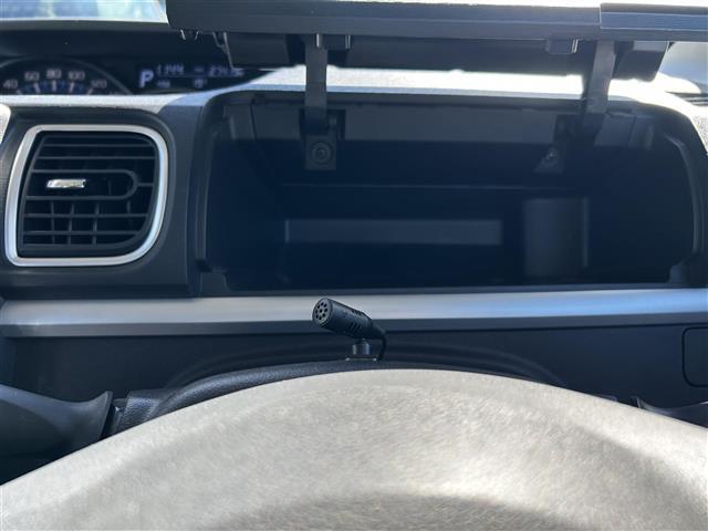 【グローブボックス】車検証ケースや、日頃使う小物類の収納に便利ですね！