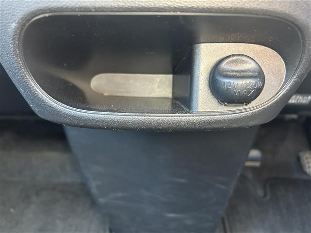 【運転席】座り心地が良いシートなので長時間の運転でも快適にお過ごしいただけます。新品のフロアマットのご注文も可能です。掲載箇所以外にご希望の写真がございましたらお気軽にお問い合わせ下さい。