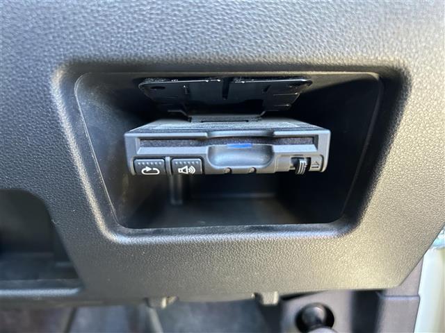 【ETC】有料道路を利用する際に料金所で停止することなく通過できる、ETC車載器（ノンストップ自動料金収受システム機器）が装備されています。セットアップを行うことで利用可能になります。