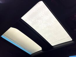 【サンルーフ】開放感たっぷりの希少装備、サンルーフが装着されています！車内に明かりを取り入れたり景色を楽しむ以外にも、車内の空気も簡単に換気できて快適です！