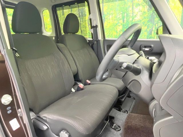 運転席まわりには十分なスペースがあり、大柄な方でもゆったり運転していただける環境です。