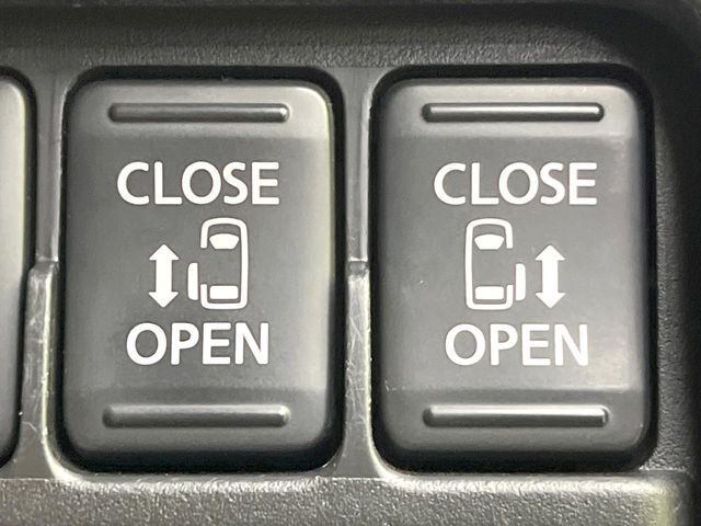 【両側パワースライドドア】スマートキーや運転席のスイッチで後席両側スライドドアの開閉が可能♪電動だから力を入れてドアを開ける必要が無く、小さなお子様でも簡単に開け閉めでき快適です♪