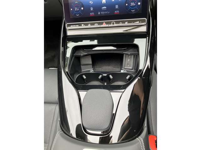 置くだけ充電とUSB-C端子が2口装備されております。