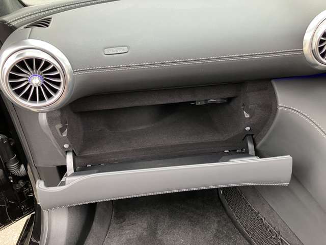 グローブボックスもきれいな状態を保っております。