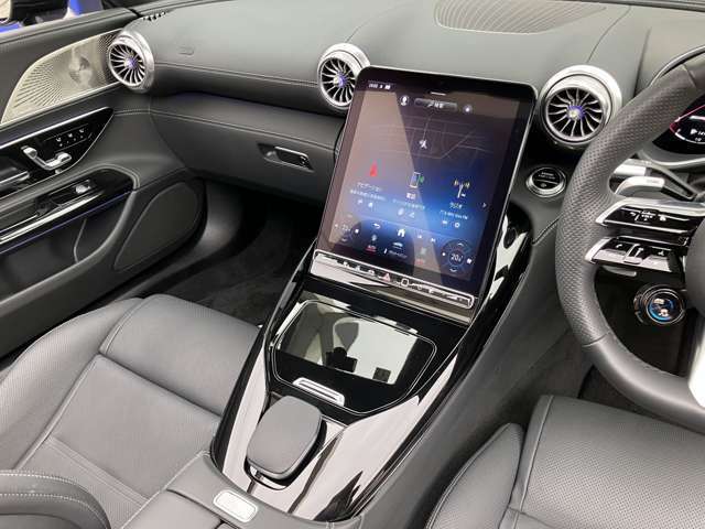 ピアノブラックのトリムとブラックレザーシートにより洗練された内装となっております。