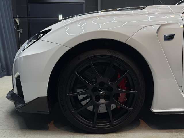 255/35ZR19。カーボンエクステリアやブレーキキャリパーとのコントラストが映える仕上がり
