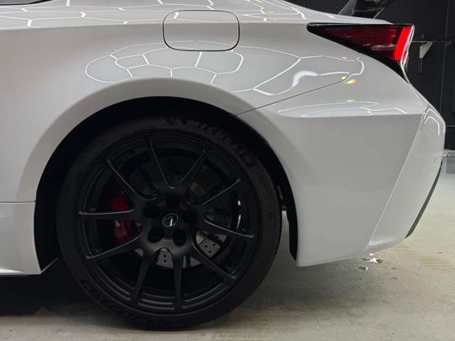275/35ZR19。高剛性・高グリップ・高耐熱の三拍子を満たしており、日常走行からスポーツ走行まで幅広く対応可能