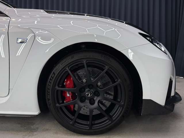 255/35ZR19。軽量・高剛性の鍛造アルミホイール（BBS製）標準装備