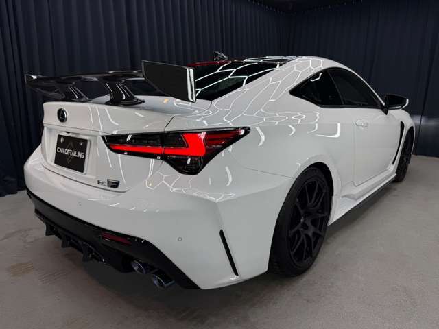 Performance Package専用のカーボンファイバー製リアディフューザーを装備
