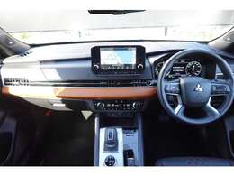 ブラック内装　ヘッドアップディスプレイ　ステアリングヒーター　3ゾーン温度コントロール式フルオートエアコン　フロアマット