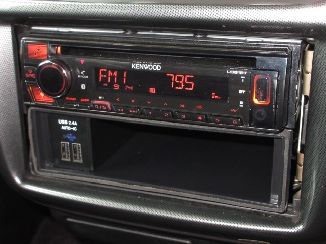 ケンウッドCDチューナーはCDプレーヤー・AM/FMチューナー付です。お好みの音楽を聞きながらのドライブは楽しさ倍増ですね！