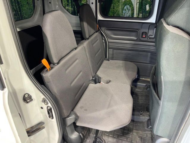 後部座席も気になるようなキズ・汚れやへたり等、大きなダメージはなく、良好な状態です。