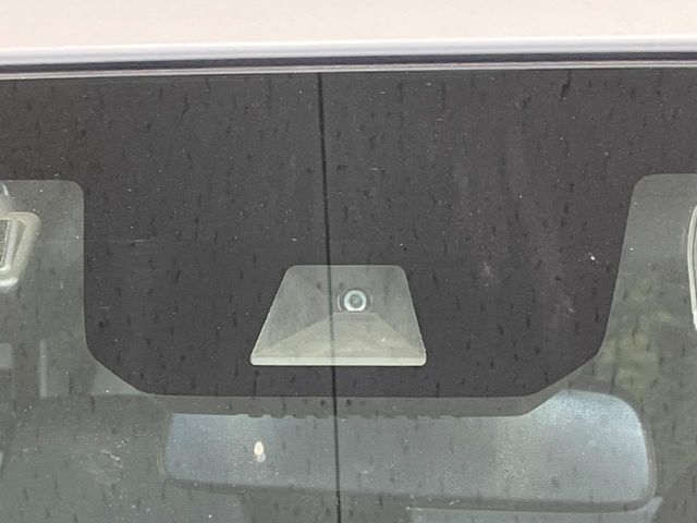 【ホンダセンシング】走行中に前方の車両等を認識し、衝突しそうな時は警報とブレーキで衝突回避と被害軽減をアシスト。より安全にドライブをお楽しみいただけます。