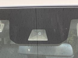 【ホンダセンシング】走行中に前方の車両等を認識し、衝突しそうな時は警報とブレーキで衝突回避と被害軽減をアシスト。より安全にドライブをお楽しみいただけます。