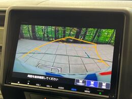 【バックカメラ】駐車時に後方がリアルタイム映像で確認できます。大型商業施設や立体駐車場での駐車時や、夜間のバック時に大活躍！運転スキルに関わらず、今や必須となった装備のひとつです！