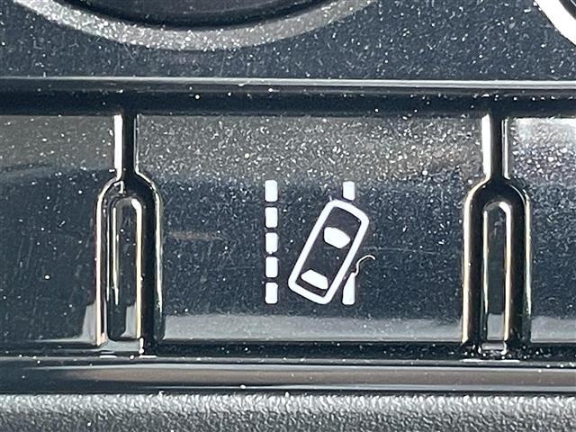 【レーントレーシングアシスト（LTA）】レーダークルーズコントロール使用時に、車線の中央を走るように支援したりお知らせしたりして、車線逸脱を防ぎます！機能には限界があるためご注意ください。