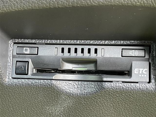 【ETC】有料道路を利用する際に料金所で停止することなく通過できる、ETC車載器（ノンストップ自動料金収受システム機器）が装備されています。セットアップを行うことで利用可能になります。