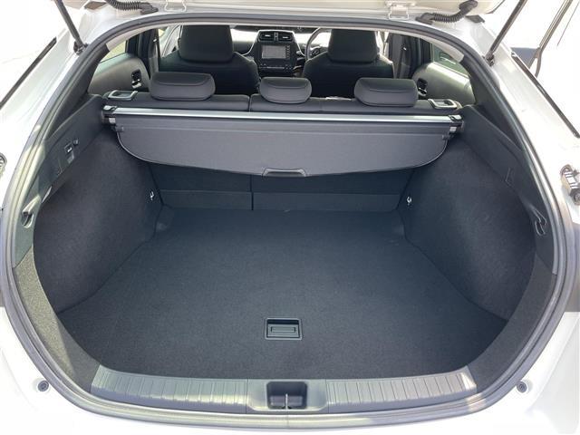 【トランク】積み込みやすくて、たっぷり積める荷室です。シートアレンジできるものは、乗車人数と荷物の量や大きさによってシートを動かすことができるので、より快適なドライブが可能です！