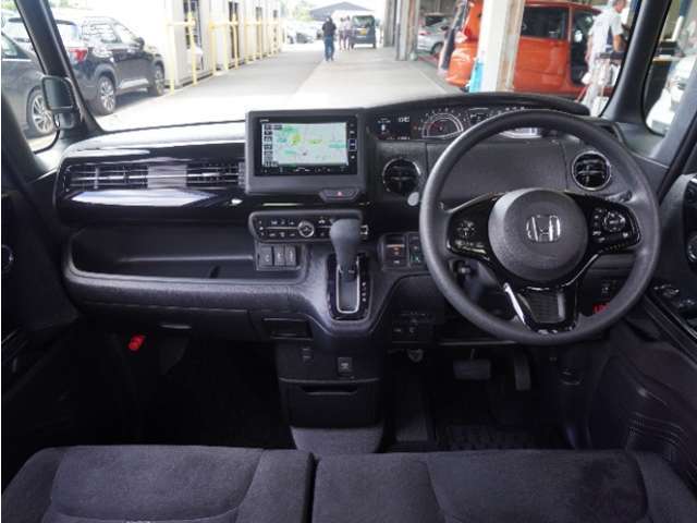 ◆視界広々で非常に運転しやすくロングドライブでも疲れを感じさせないすっきりとまとまったインパネ周りです。