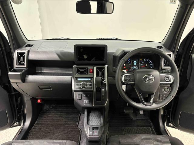 美しいデザインの運転席空に加えてUV＆IRカット機能付きフロントガラスの面積や位置取りが良く、前方・右前・左前方向の視認性がいいですよ！