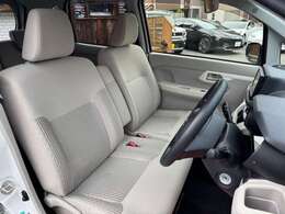 運転席側の写真です。運転席側面、シートの状態をご確認下さい。