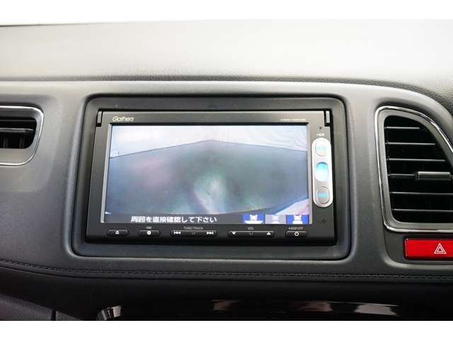バックカメラ装備！今や無くてはならない、必須装備のバックカメラ付き。バック時の車両後方の死角をモニター上に映し出すので、駐車が苦手な方や見通しの悪い場所でも安心して駐車することができるんです（＾O＾）