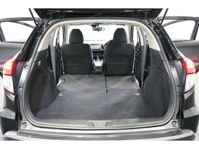 SUVタイプ車の強みはやはりこの大容量の荷室ではないでしょうか？普段は5人乗りで運転しやすい丁度いい大きさ◎そして休日にはシートを倒してショッピングの荷物を積み込み◎まさに大人が楽しむための1台です！
