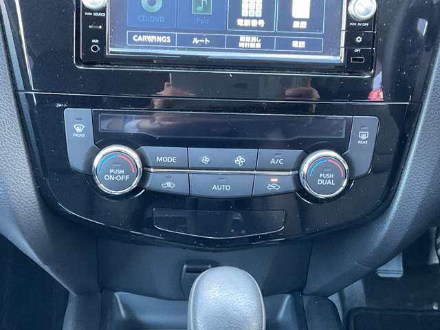 「オートエアコン」付き一年中快適な室内を提供！車内温度を設定すると、風量を自動で調節してくれます。