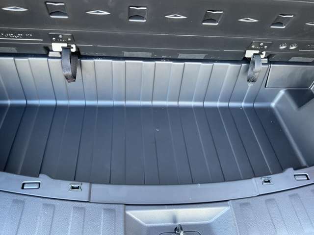 蓋をあけると少し収納可能です☆