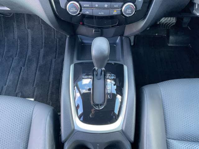 シフトノブの位置がステアリングに近くて、運転しやすいですよ♪♪