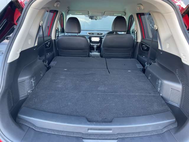 シートを倒すとかなり広く使えてキャンプなどでも活躍♪