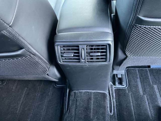 後部座席にもエアコンの吹き出し口があります！