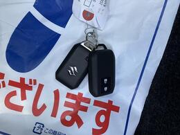 リモコンキーです。スペアのリモコンキーもございます。