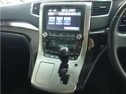 【HDDナビ：パノラミックスーパーライブサウンドシステム】8インチHDDナビ＋5.1chサウンドシステムに加え、車内11個のスピーカー、フルセグTV、ブルートゥース機能など多彩な機能が満載です！