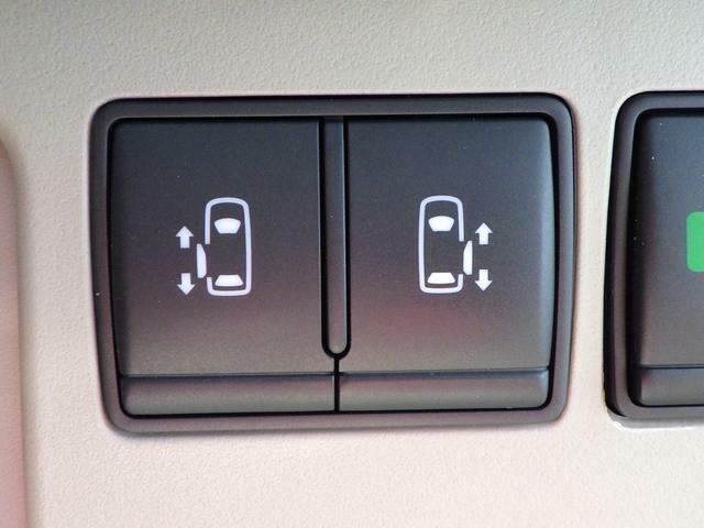 後席両側パワースライドドアが装備しています。ボタンひとつで運転席からの操作も可能です。