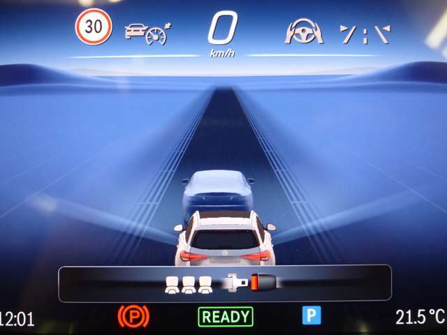 さらにはC63Sならではのパノラミックスライディングルーフや前席ベンチレーターの他、オプションのAMGパフォーマンスパッケージならではのマルチコントロールシートバック等、豪華装備充実の1台です！！