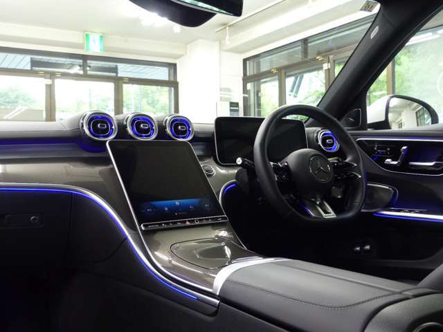 アクティブレーンチェンジングアシスト等の新たな機能が加わり、安全運転を全面的にサポートし事故を未然に防いでくれます！！　快適装備のメモリー付パワーシートや分割可倒式シート、キーレスゴーはもちろんの事、