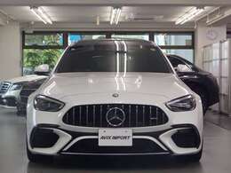 もちろん修復歴無く新車保証継承可能！！　C63SならではのAMGフロントスポイラー・サイド＆リアスカート・鍛造20インチAMGアルミホイールがダイナミックなスタイリングを演出！！　フロントセクションには