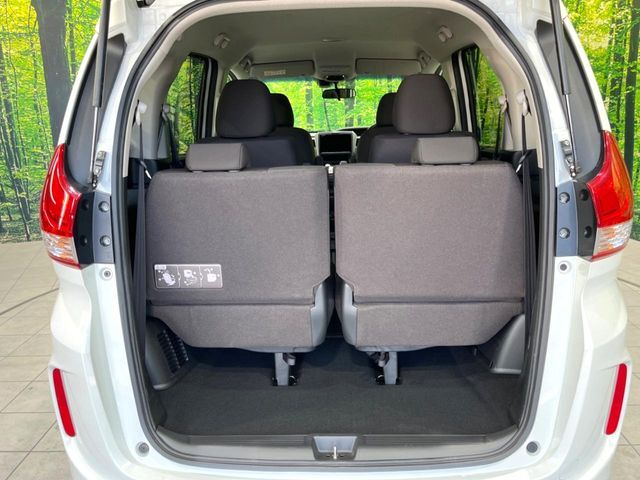 普段のお買い物や通勤、送迎等に十分な荷室スペースを確保しております。セカンドシートを倒すと、大きな荷物の積載も可能です♪