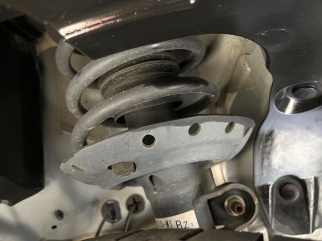 お車を安心してお乗りいただく為には、足回りの定期点検が欠かせません。サービスサポート（有償保証）では無料点検もご提供しており、安心のカーライフをお過ごしいただけるサポート体制が整っています。