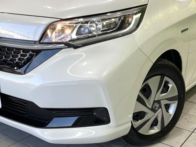 【LEDヘッドライト】悪天候や夜間走行時も良好な視界を確保し安心して運転できる高輝度LEDヘッドライトを装備！点灯速度が早く、消費電力も抑えられています。