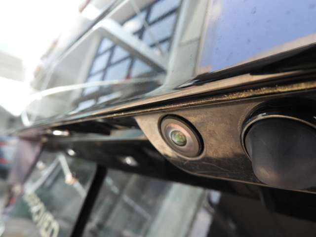 【360度サラウンドカメラ】　車の周囲360度の映像をタッチスクリーンに映し出すサラウンドカメラシステム。狭い場所での駐車はもちろん、縁石沿いの縦列駐車や交差点などで安全な取り回しをサポートします。