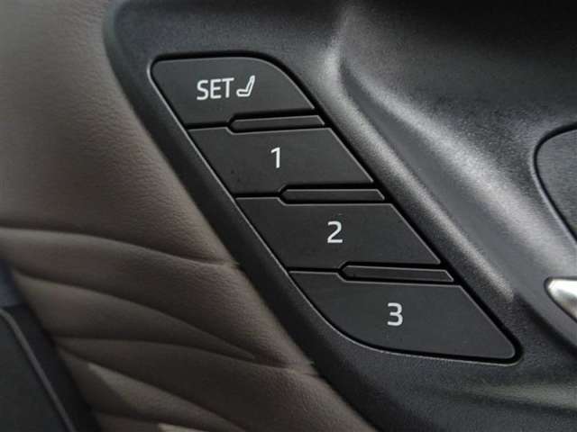 運転席のパワーシートは3名様分までメモリー機能付きです。
